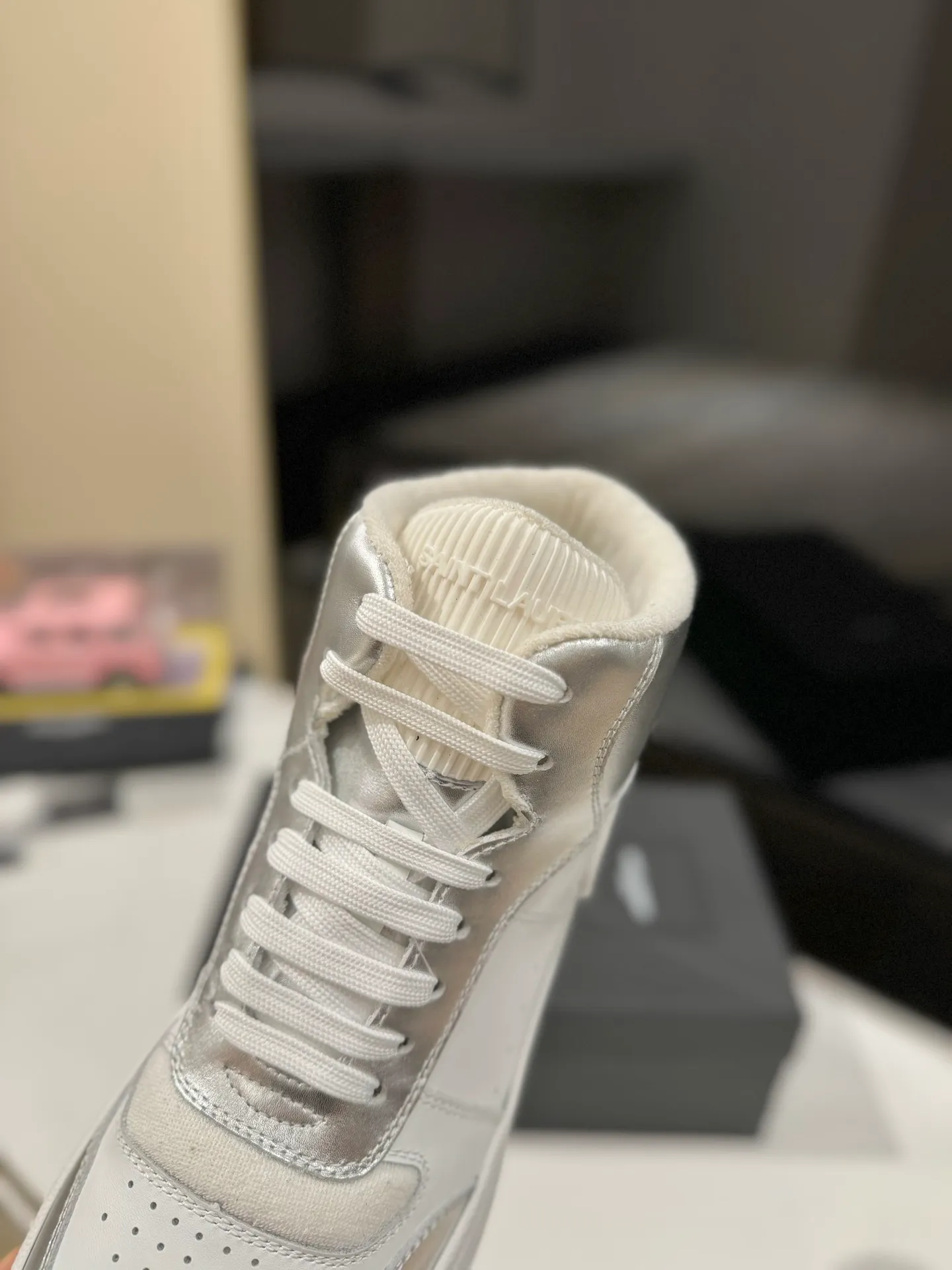 👟👟Ex-factory price 680👟👟 [High version for couples] YSL SAINT LAURENT Yves Saint Laurent SL61, the latest popular casual series in spring and summer...👍👍 Yves Saint Laurent SL61, original purchase, 1:1 replica, fresh blood injection and casual retro design, super good-looking and versatile, the upper is made of cowhide punching and splicing, the upper is super soft , lightweight and comfortable to match with sweatshirts, it is recommended to have one pair in each hand😁 ✅Fabric: Original customized cowhide ➕Punching process ➕Last process ✅Inner lining: Original towel lining ✅Feet: Original customized cowhide ✅Outsole: Original molded two-color bottom ✅Packaging: Original full set of packaging ✅Code number: 35-46 (Female 41.42. Male 38.45.46 Customized, non-returnable)